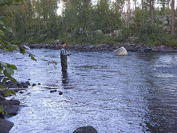 Mellan jakterna kopplar av med flugfiske i ngon av de mnga fina arna