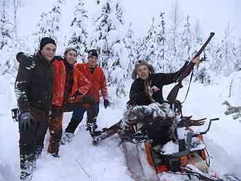Tuffa Ungdomar på Älgjakt i mycket snö och kyla